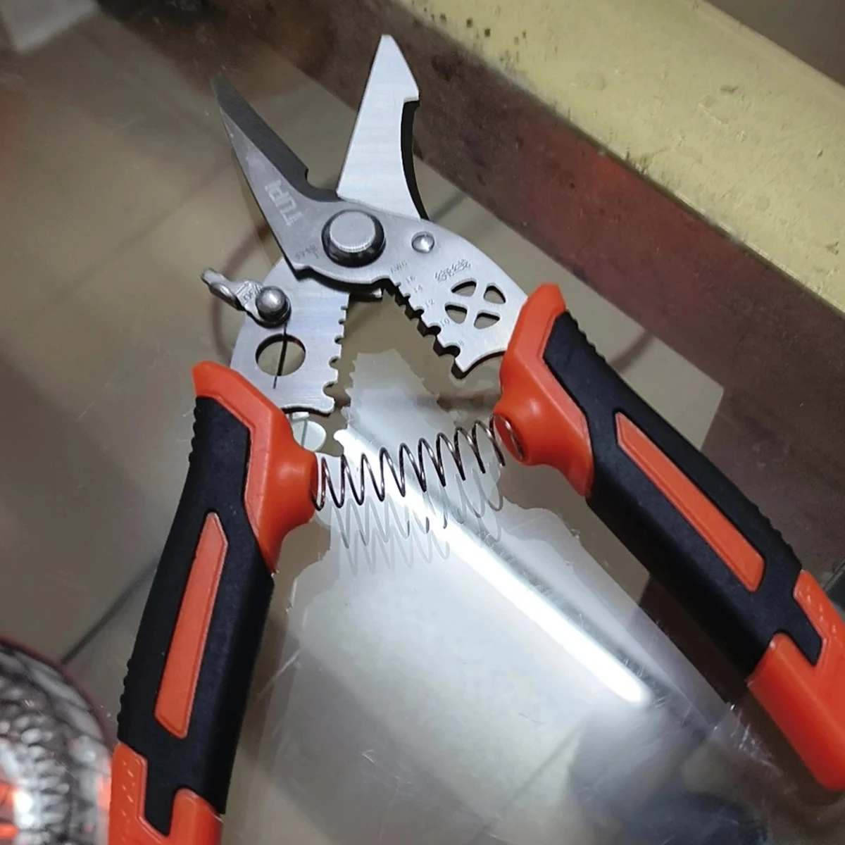 Professional Wire Stripping Pliers - Multi-Function Tool for Pulling, Cutting & Splitting Wires