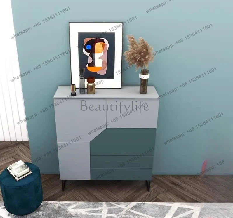 

Многофункциональный шкаф-комод в скандинавском стиле для прихожей, гостиной или коридора, с матовым покрытием и цветовой гаммой в стиле нордик.