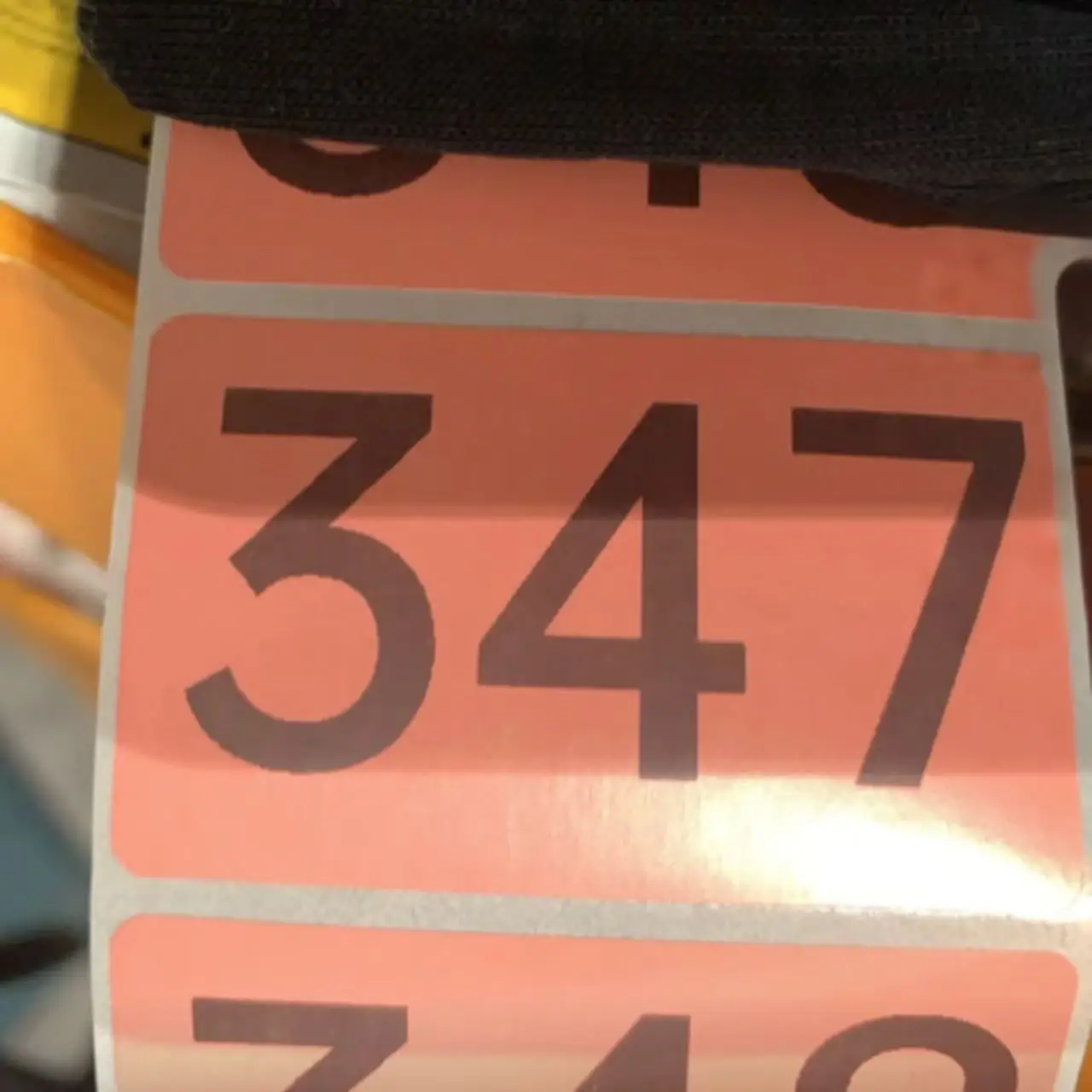 

Окрашенная матовая серебряная этикетка Самоклеящаяся термопереносная матовая серебряная этикетка со штрих-кодом из ПЭТ, устойчивая к разрыву цветная печать