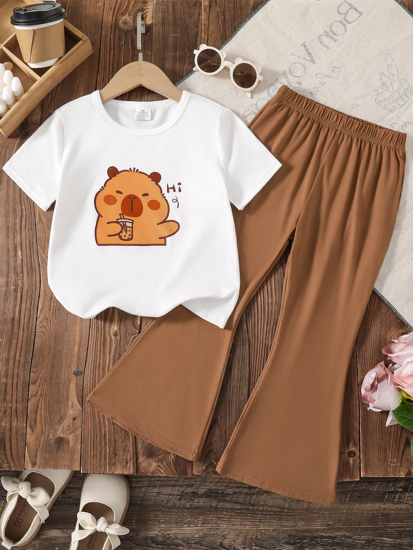2-teiliges Set mit einfachem und süßem Capybara-Print für Mädchen |     Kurzärmeliges T-Shirt + braune Schlaghose, lässiges Set