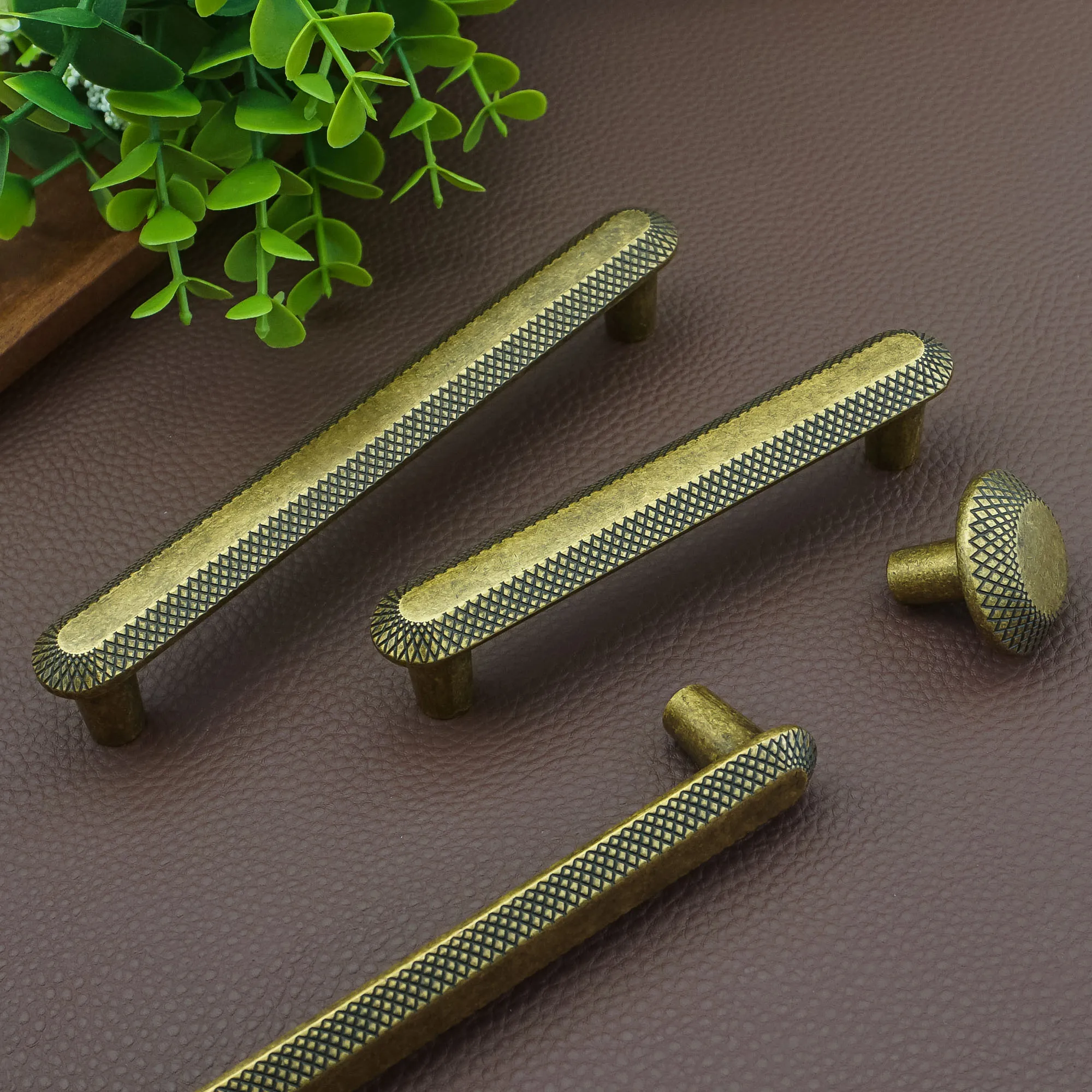 Antique Brass Kitchen Cabinet Handles Vintage Wardrobe Pulls Cupboard Drawer Knobs Retro Zinc Alloy Longer Furniture Handles