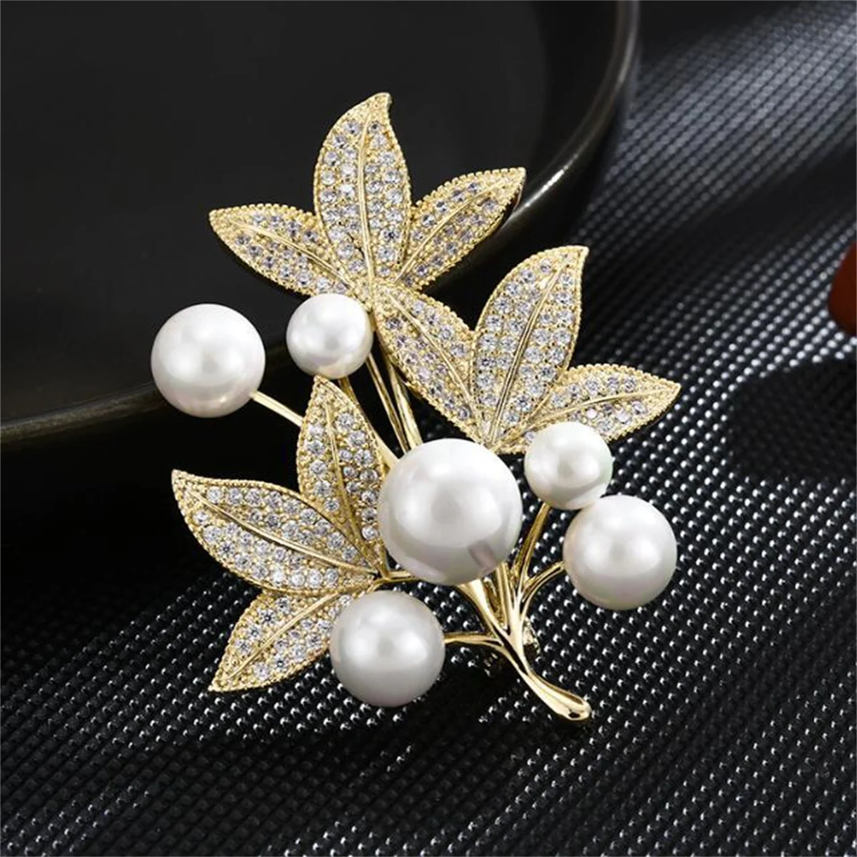 1Pc Fashionable Maple Leaf Brooch Exquisite Versatile Shirt Backpack Jewelry Accessories Birthday Party Wedding Matching Gifts