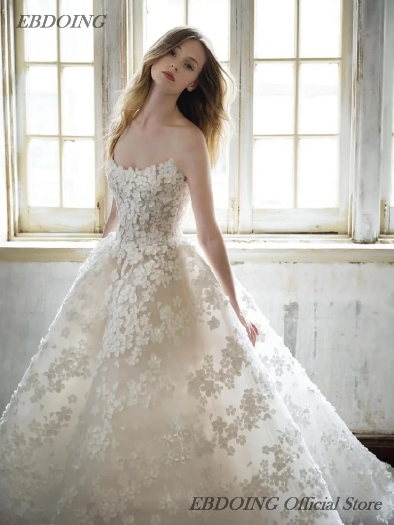 Suknia ślubna EBDOING, fason A, koronka, dekolt łódka, bez rękawów, baskinka, możliwość personalizacji.