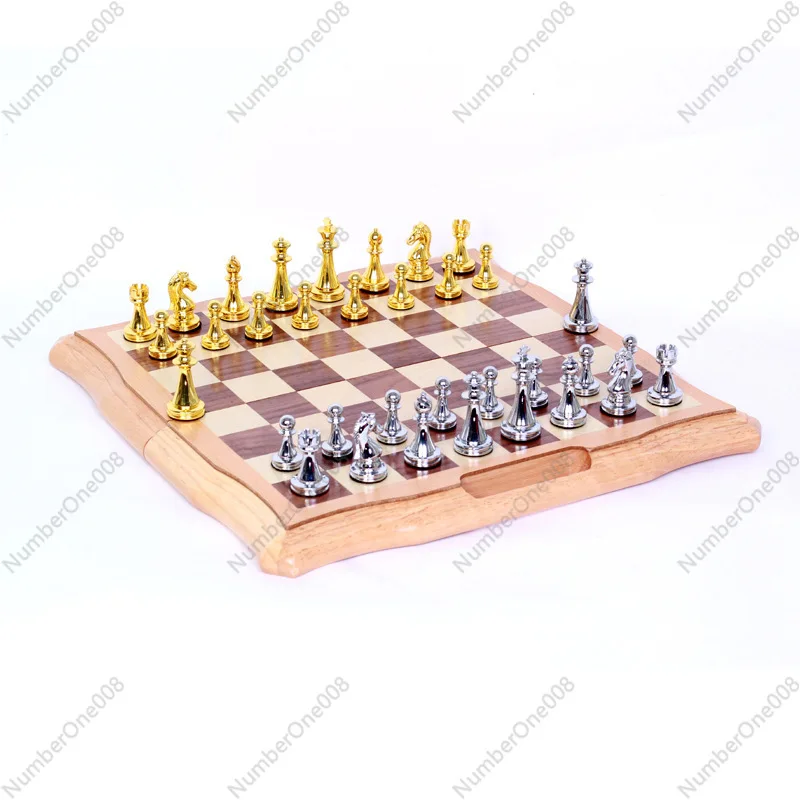 

Металлический шахматный набор из цинкового сплава со складной доской, 2 дополнительными фигурами, портативным чехлом и подарочной коробкой. Стратегическая игра.