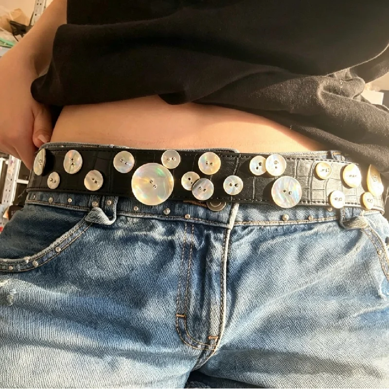 Women Vintage Mother of Pearl Shell Belt Retro Crocodile Pattern Leather Waistband Y2K Boho Streetwear Waist Belt for Jeans
