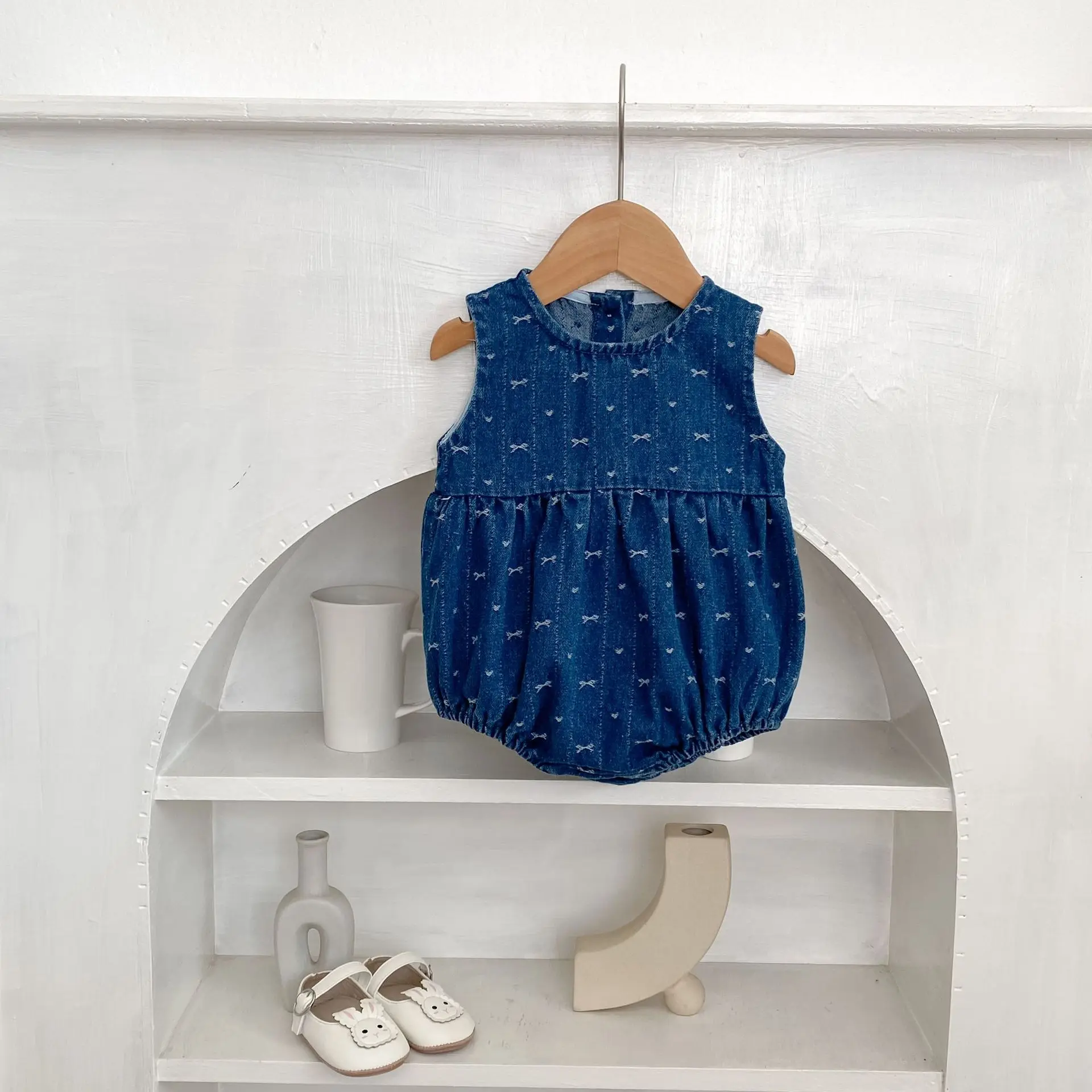 ชุดบอดี้สูทเดนิมเด็กผู้หญิงใหม่ ฤดูใบไม้ร่วง 2025 ชุดจั๊มสูทแขนกุดลายโบว์น่ารักสำหรับเด็กแรกเกิด เสื้อผ้าเจ้าหญิงสำหรับเด็กวัยหัดเดิน 0-24 เดือน