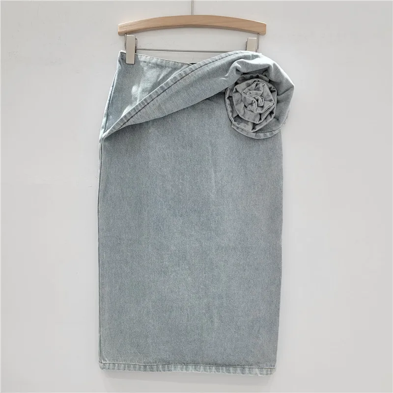 Rok Denim Mawar 3D. Gaun bodycon A-line berpinggang tinggi ini menampilkan detail tengah yang berbunga yang menakjubkan untuk tampilan yang chic.