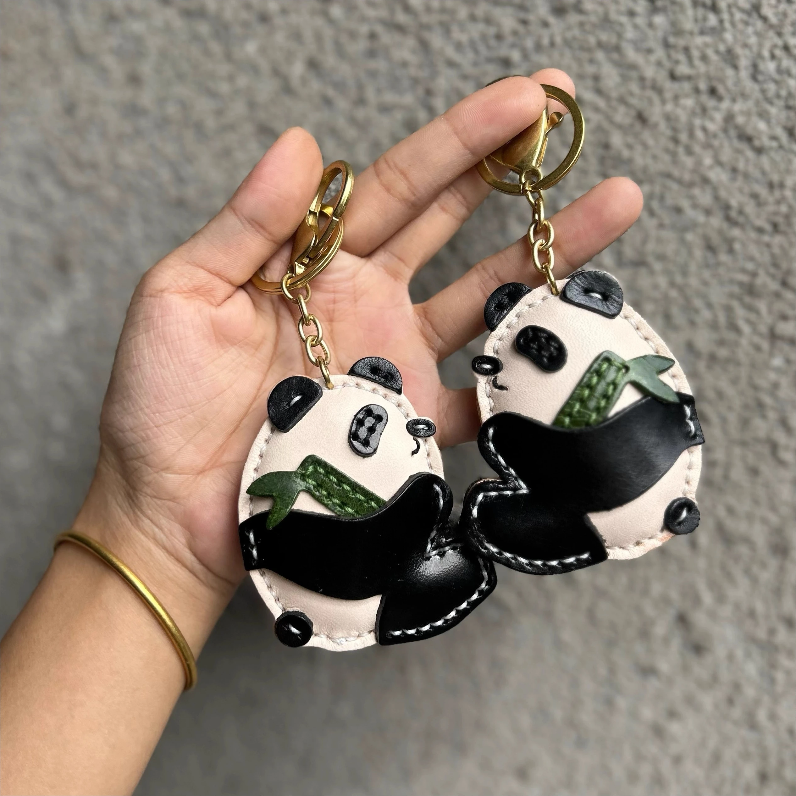 

Top layer playing panda, cute creative car keychain, bag, pet pendant, backpack ornament, cartoon cute gift item