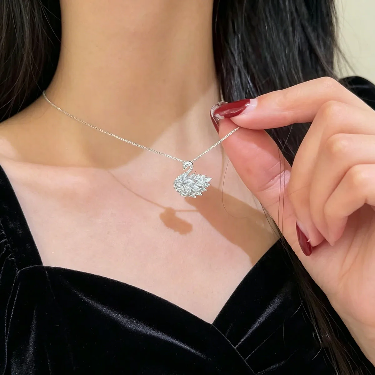 925 silver full of diamonds and sparkling white swan clavicle pendant, a sweet and romantic holiday gift for women