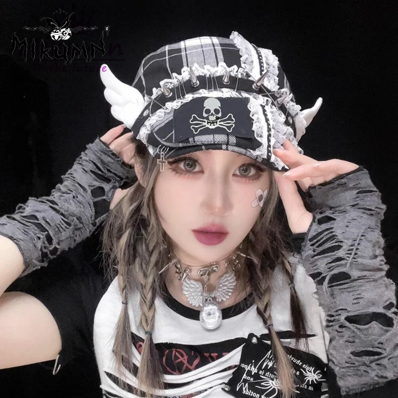 Mikolumn Harajuku Punk czarna biała krata berety wróżka Grunge kobiety Y2k gotyckie skrzydła anioła czaszka koronkowa berety z nitem