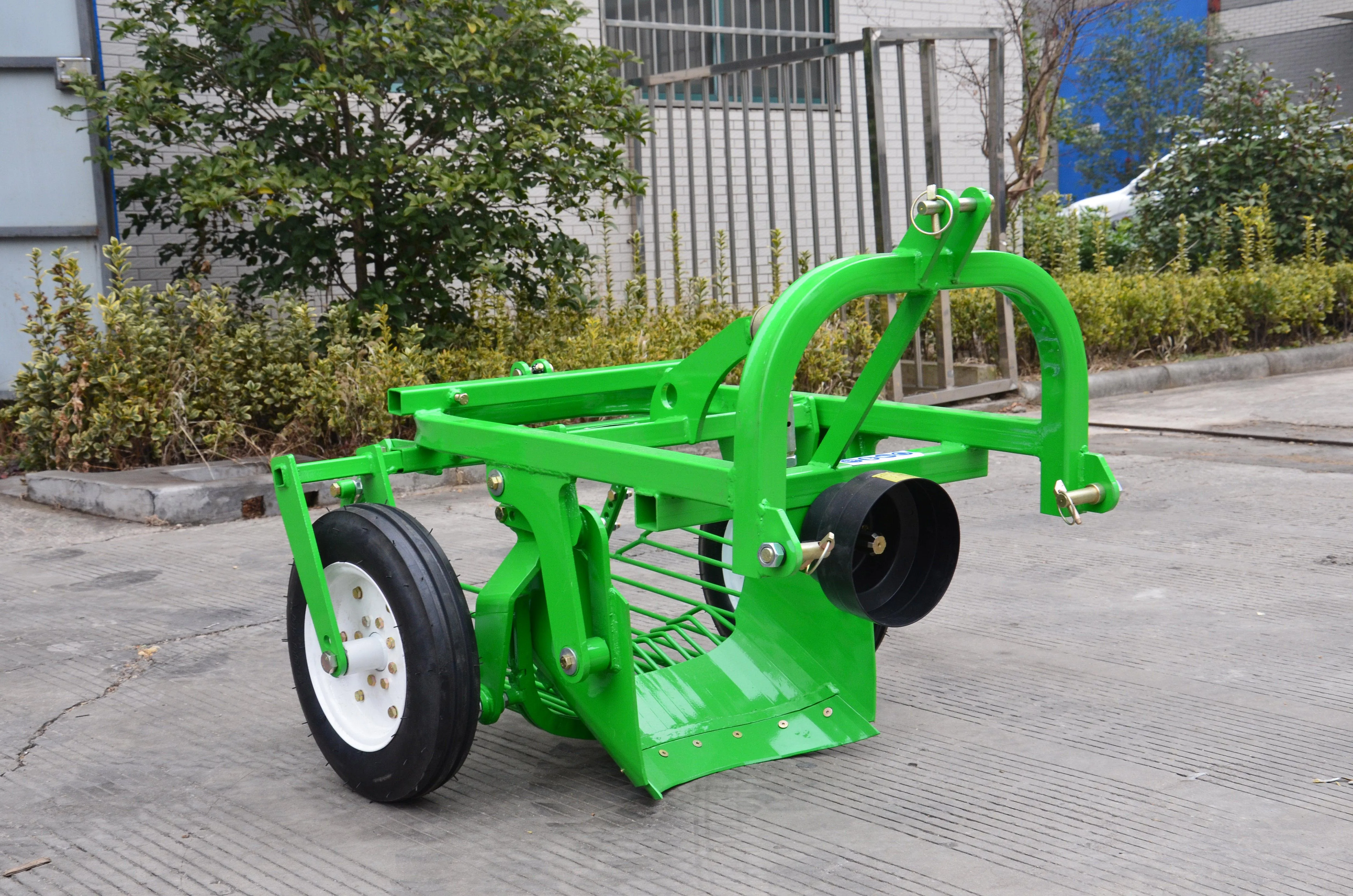 Agricultural mini tractor PTO drive 3-point hitch small potato harvester potato digger