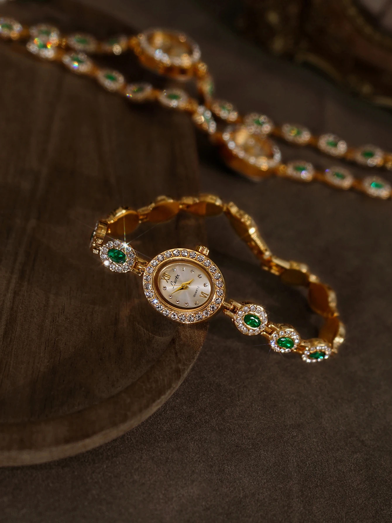 1 Piece of New High-End Luxury Emerald Green Gemstone and Rhinestone Inlaid Light Luxury Retro Elegant Fashion Women\'s Watch with Oval Dial 30m