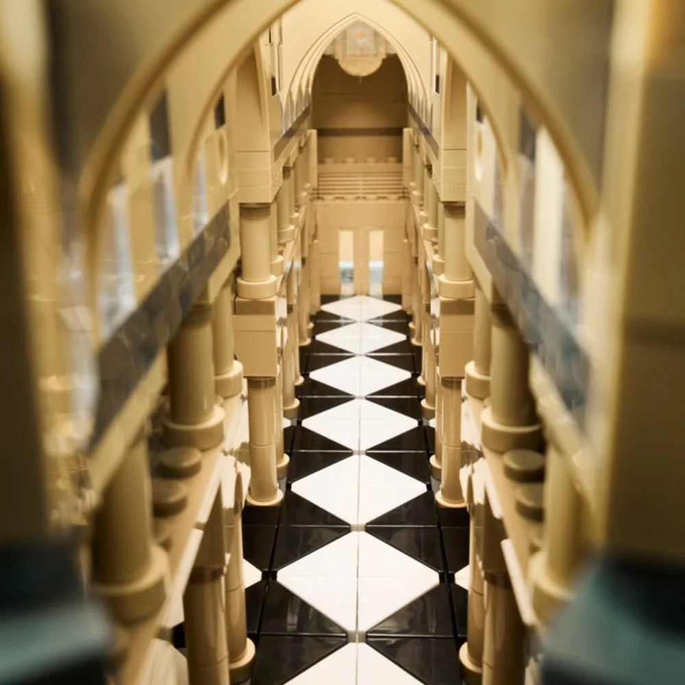 Construir modelos de séries criativas para decorar Notre-Dame de Paris, meninos montam brinquedos de blocos de construção, presentes infantis, pres de aniversário