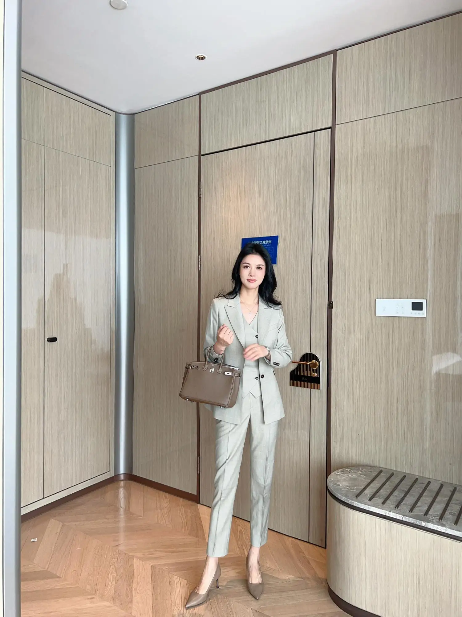 

Новинка 2024, бежевый комплект из футболки, женский утягивающий карьерный ансамбль, осенняя коллекция