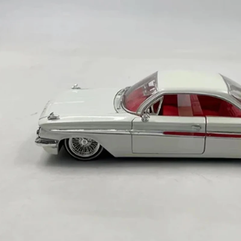 JADA 1:24 Scale 1961 Impala Alloy Car Model Diecast Metal Vehicle Toy Adult Fans Collectible Souvenir Gifts