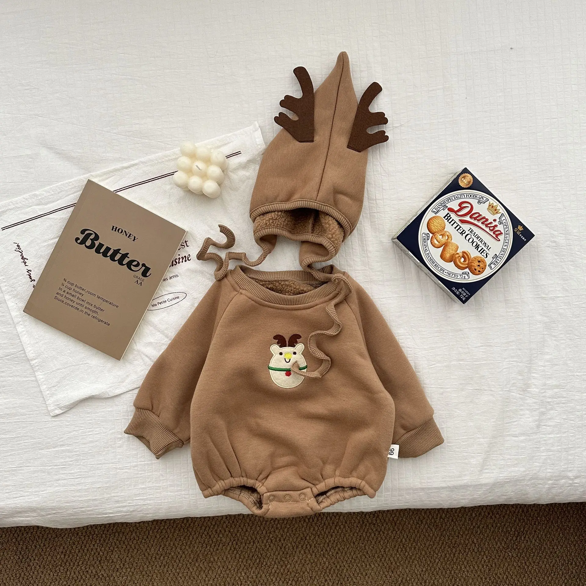 Autumn and winter baby Christmas 0-1-year-old newborn baby jumpsuit festive Christmas pattern cute warm thickened hat removable