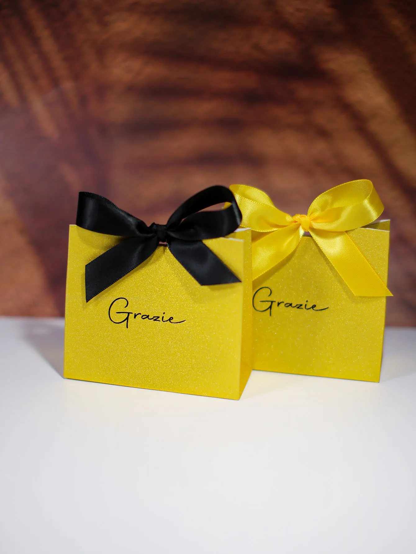 

Gratie "gift box, a yellow gift box that expresses gratitude with the words" thank you "written on it.