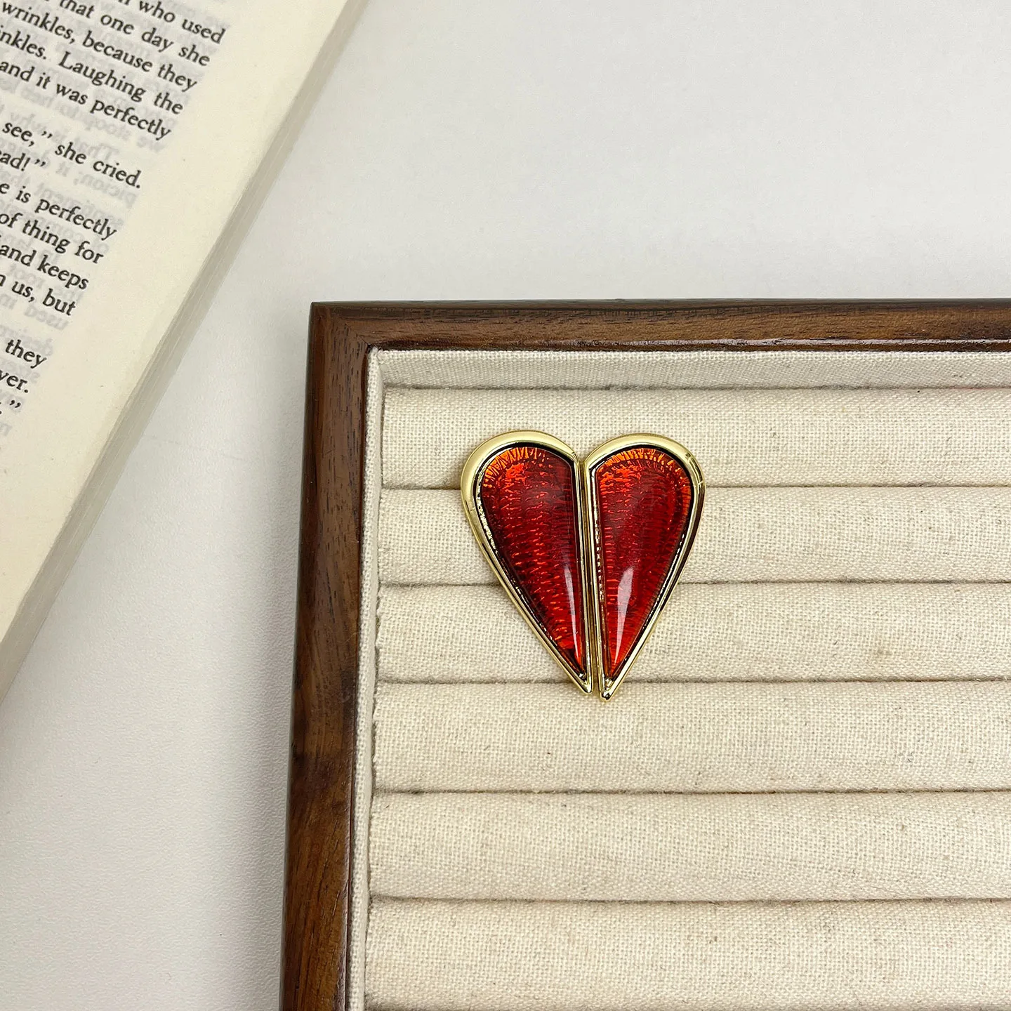 

Минималистичные металлические серьги-сердечки для женщин, нишевый дизайн с перламутром, легкая роскошь и ощущение высокого класса, элегантные серьги-гвоздики