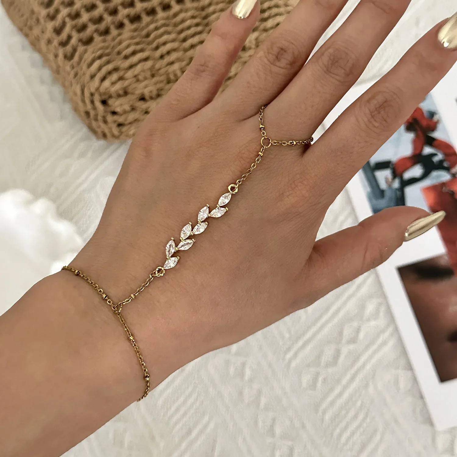 Zierliches Armband mit Zirkonia-Blattanhänger für Damen, vergoldet, aus Edelstahl und Messing, Handkette, Marquise-Schmuck, Geschenk – Detail 5