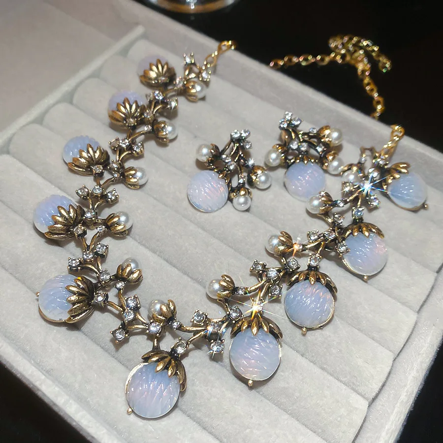 Vintage-Set aus diamantbesetzten Blumenperlen-Ohrringen und -Halskette