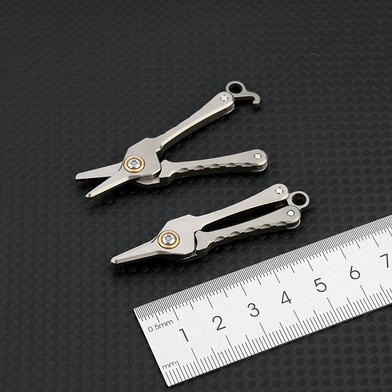Titan-Legierung Mini-Klappschere Schlüsselanhänger, Tragbarer Taschen-Mini-Cutter für Angelschnur-Trimmung DIY Handwerk EDC Unboxing-Werkzeug – Detail 1