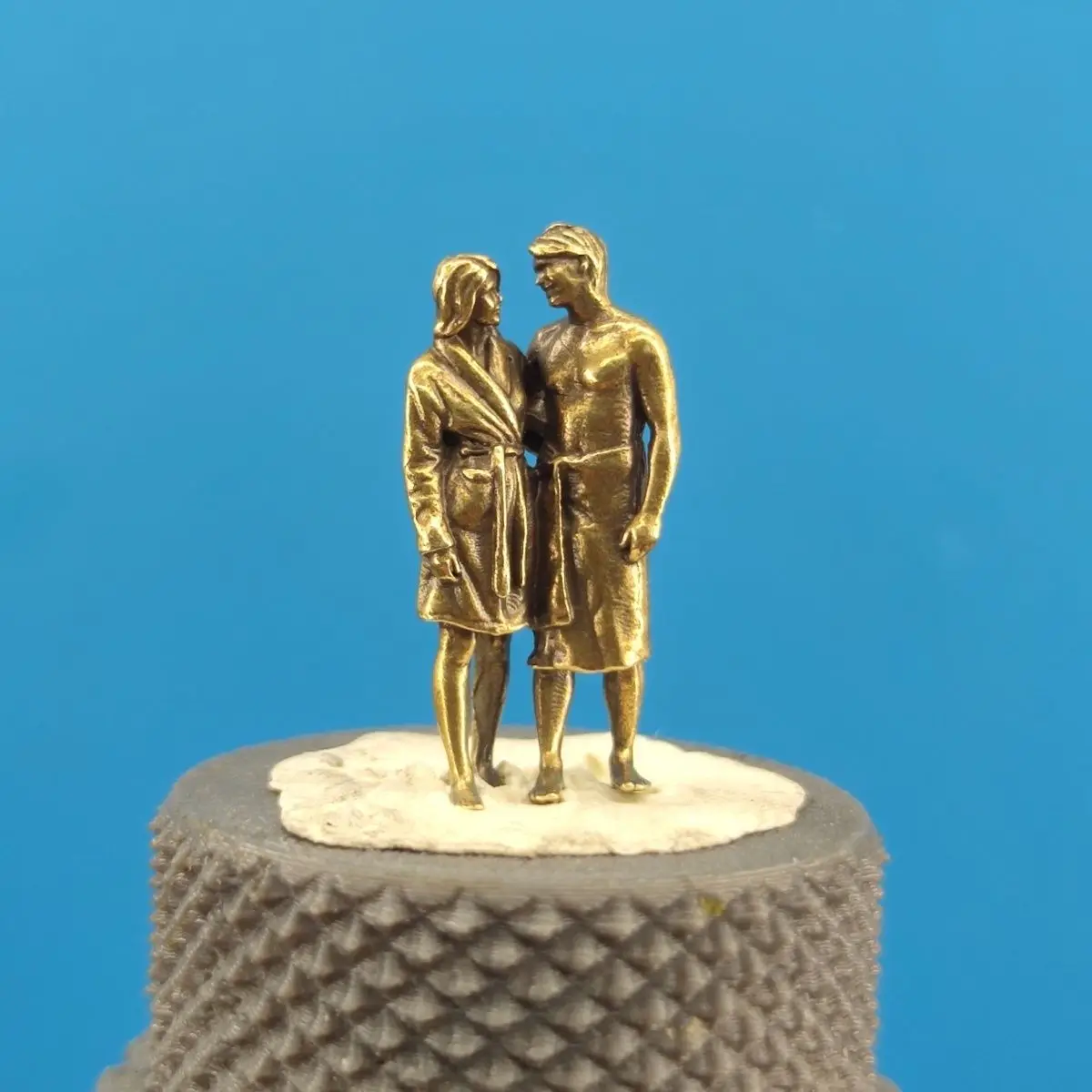 1:64 Brass Figurine Couple Embracing with Towels Moss Micro Landscape Desktop Decorative Piece Lawn Scene Model