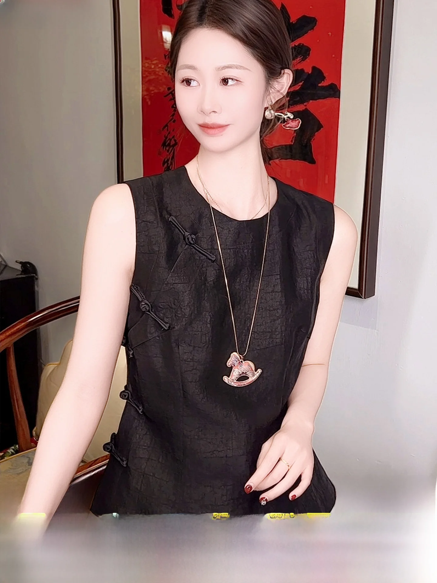 

Молодежный стиль: черный шелковый топ без рукавов YUAN CHUN SHA с узором «кракле», женская летняя футболка из 100% шелка, маленький размер