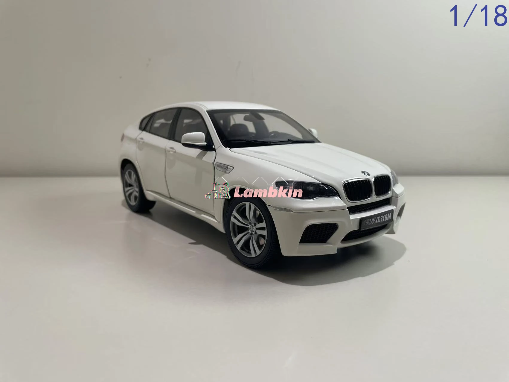 kyosho 1/18 diecast orignal bmw-X6M Specials Collectible Miniatures Gifts box light damage christmas gift home ornament