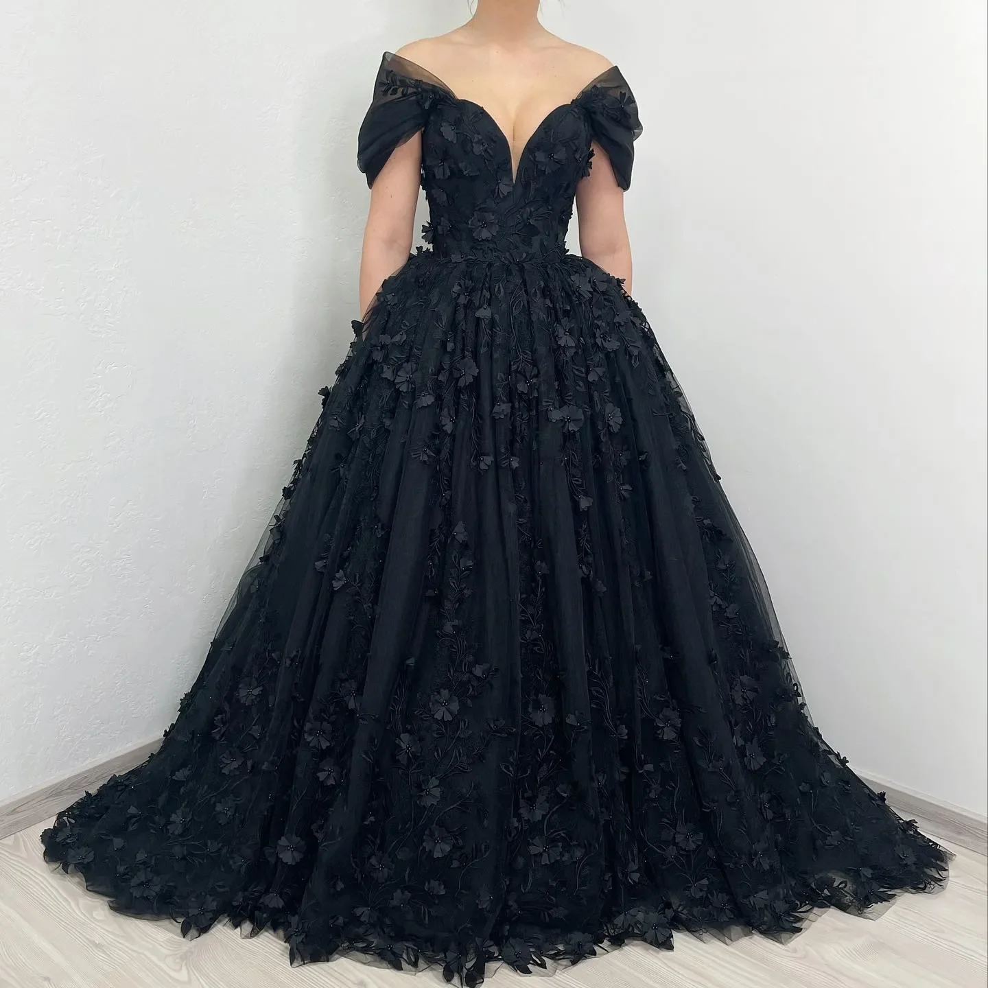 Precioso vestido de novia negro con cuello en V, traje Sexy con hombros descubiertos, apliques 3d, tren de barrido de encaje, novedad de 2024