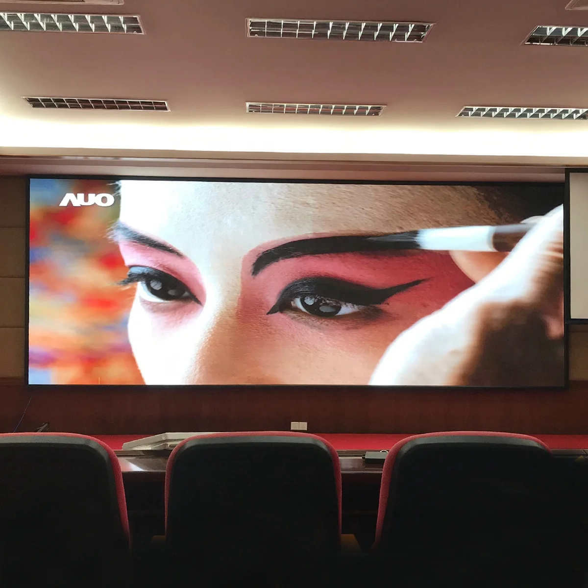 Display a LED P2 Dimensioni personalizzate per interni ad alto aggiornamento per cartelloni pubblicitari digitali a colori per negozi per la pubblicità