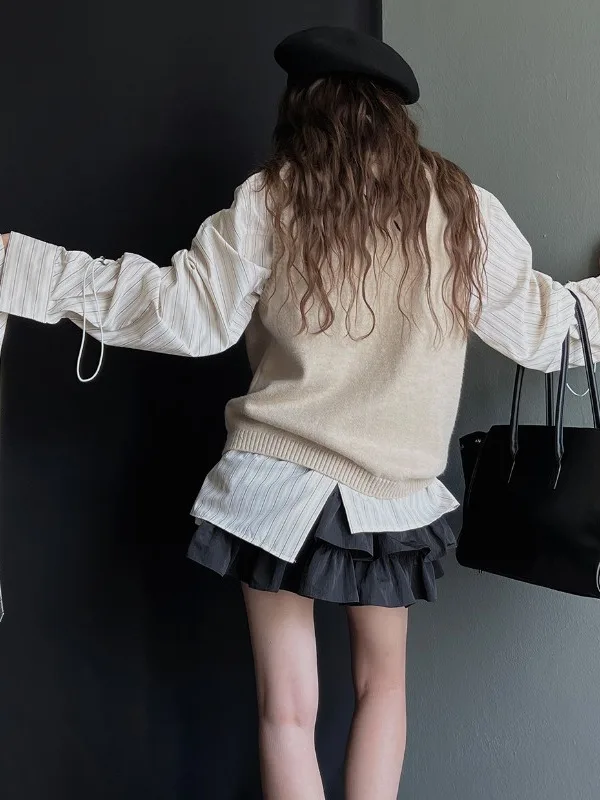 Schicke, herbstliche, gestreifte, lange Sve-String-Strickweste für Damen, Irt Design Sensation, doppelt geknöpftes Strickoberteil