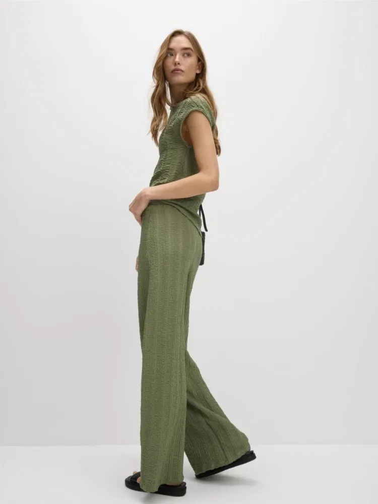 

Fashion Sleeveless O-neck Short Top + Wide-leg Pants 2-piece Set Women Summer Elegant Solid Color Wrinkle Texture Suit Female