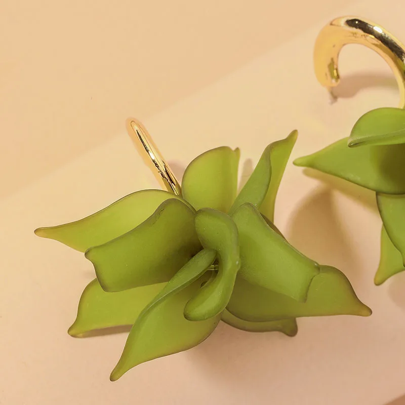 여성을위한 아크릴 말차 녹색 꽃 꽃잎 귀걸이 패션 C 모양의 드롭 귀걸이 파티 웨딩 귀 보석 도매