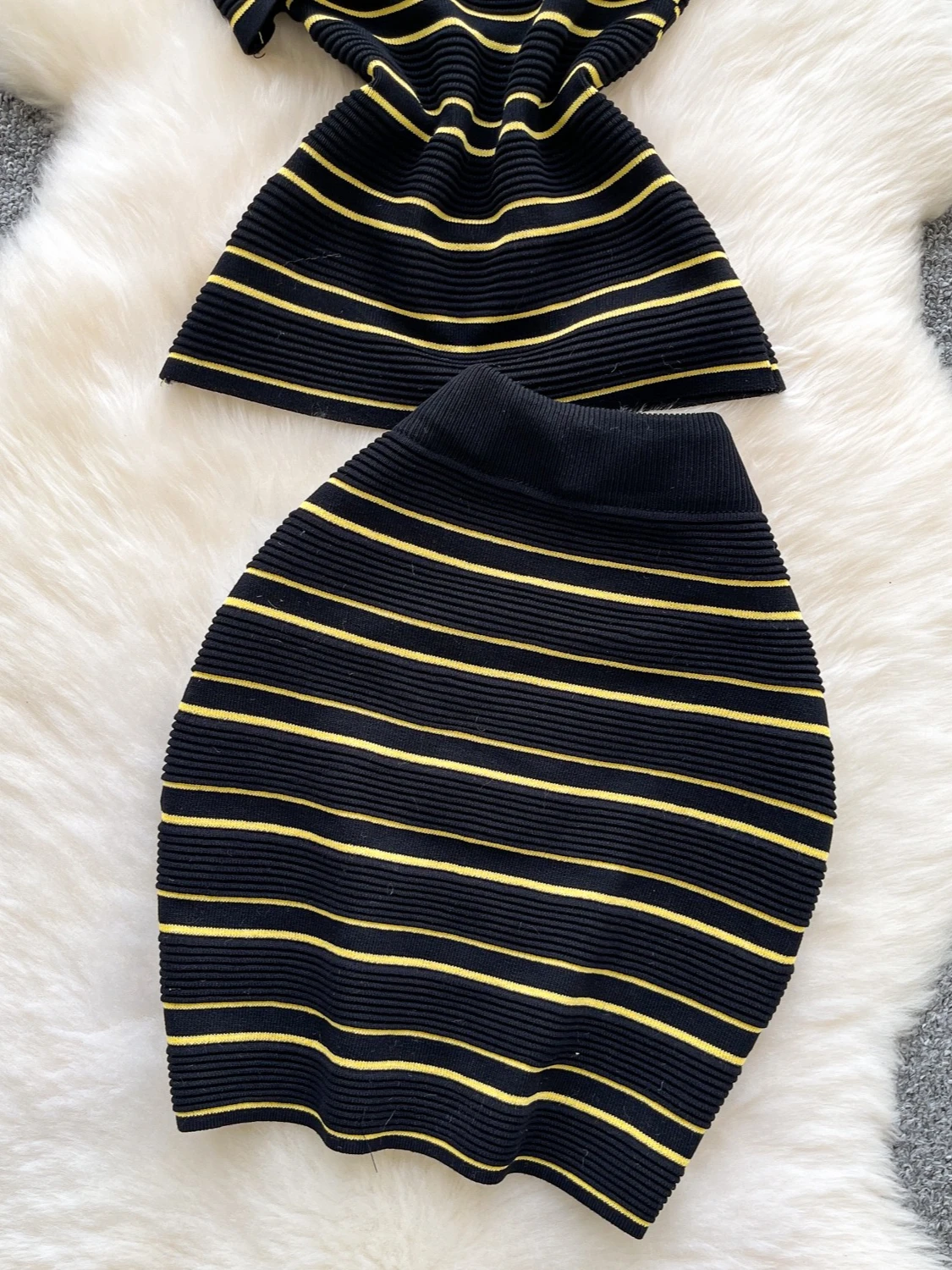 Foamlina женский вязаный комплект из 2 предметов в полоску с узором на одно плечо, майка без рукавов и эластичные пуговицы на талии, мини-юбка-карандаш, костюмы