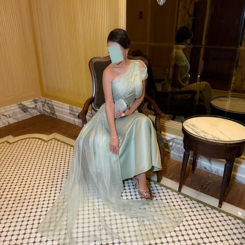 Bella Maßgeschneidertes grünes Glitzer-Abschlussballkleid mit schrägen Schultern, A-Linie, Satin, rückenfrei, knöchellang