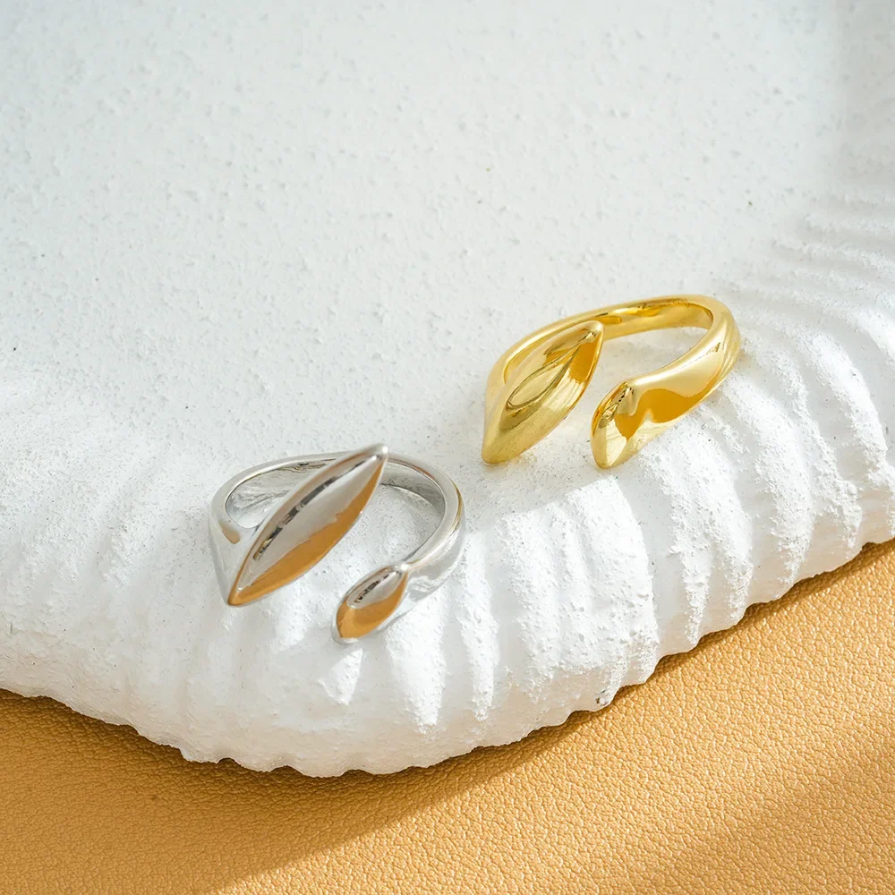 The newly launched Golden Lava mirror-shaped open ring in 2025 features irregular geometric arcs. Fashion open-loop ring