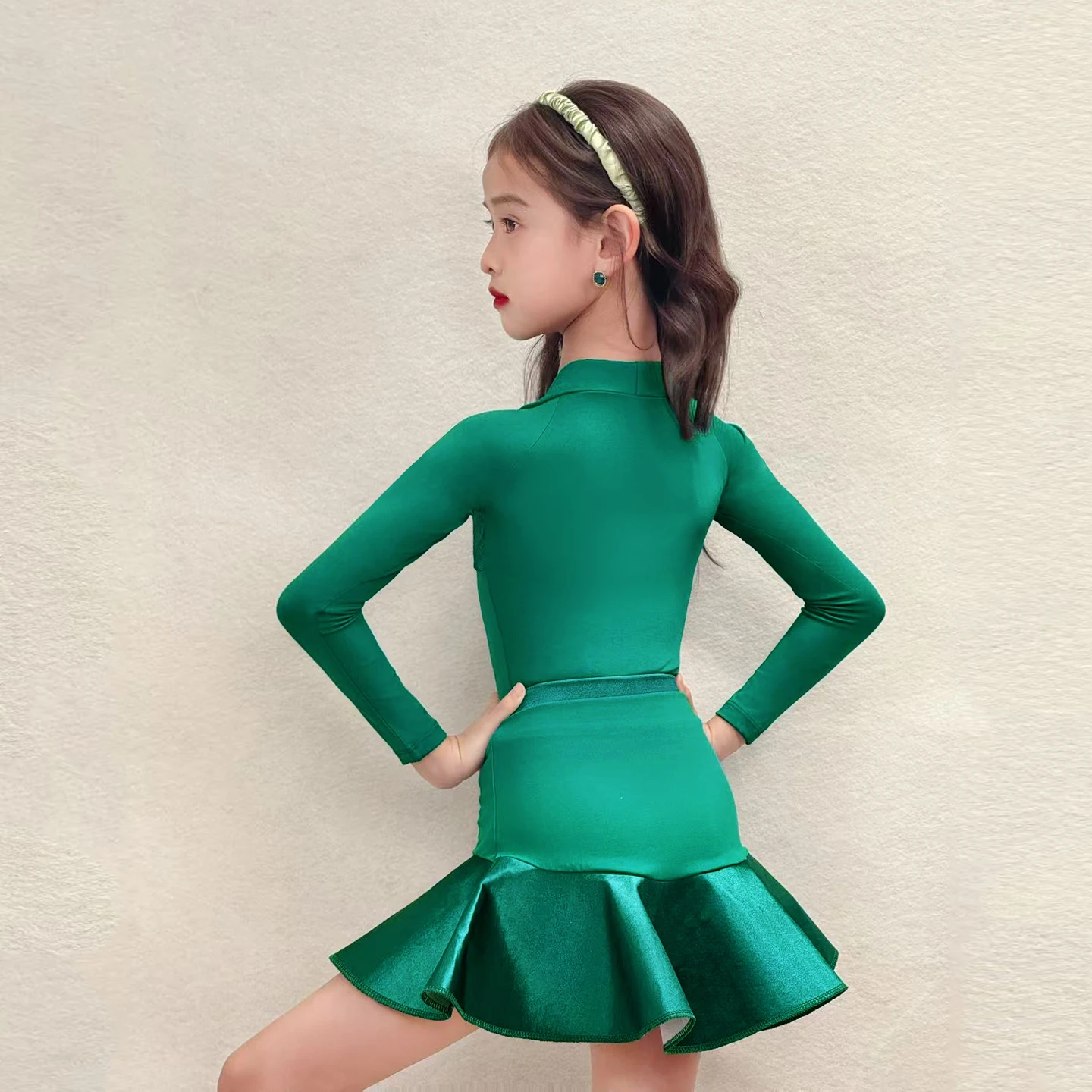 Ropa de baile latino para niña, ropa de actuación verde para escenario, traje de baile de manga larga para chico, traje hueco, leotardo, práctica con volantes