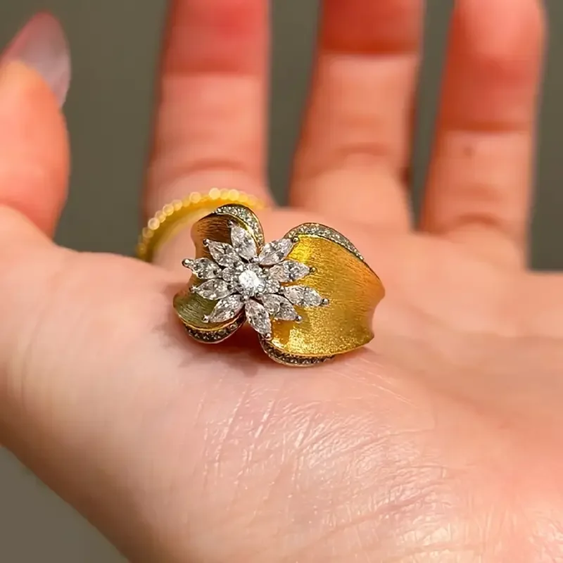 Huitan Ring mit Blumenkurvendesign, zweifarbig, für Damen, luxuriöses Hochzeits- und Verlobungs-Accessoire, bezaubernder Schmuck mit glänzendem CZ-Stein – Detail 7