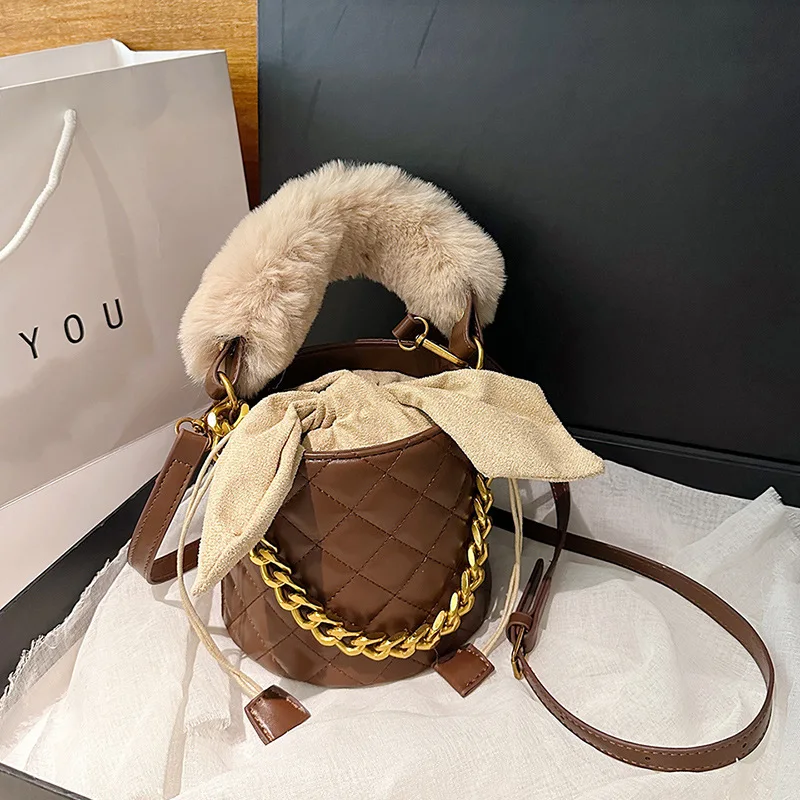 Bolso tipo cubo desmontable de mano de felpa para mujer, bandolera elegante de diseñador con cadena a cuadros, bolsos de hombro Retro, novedad de Otoño/Invierno 2024