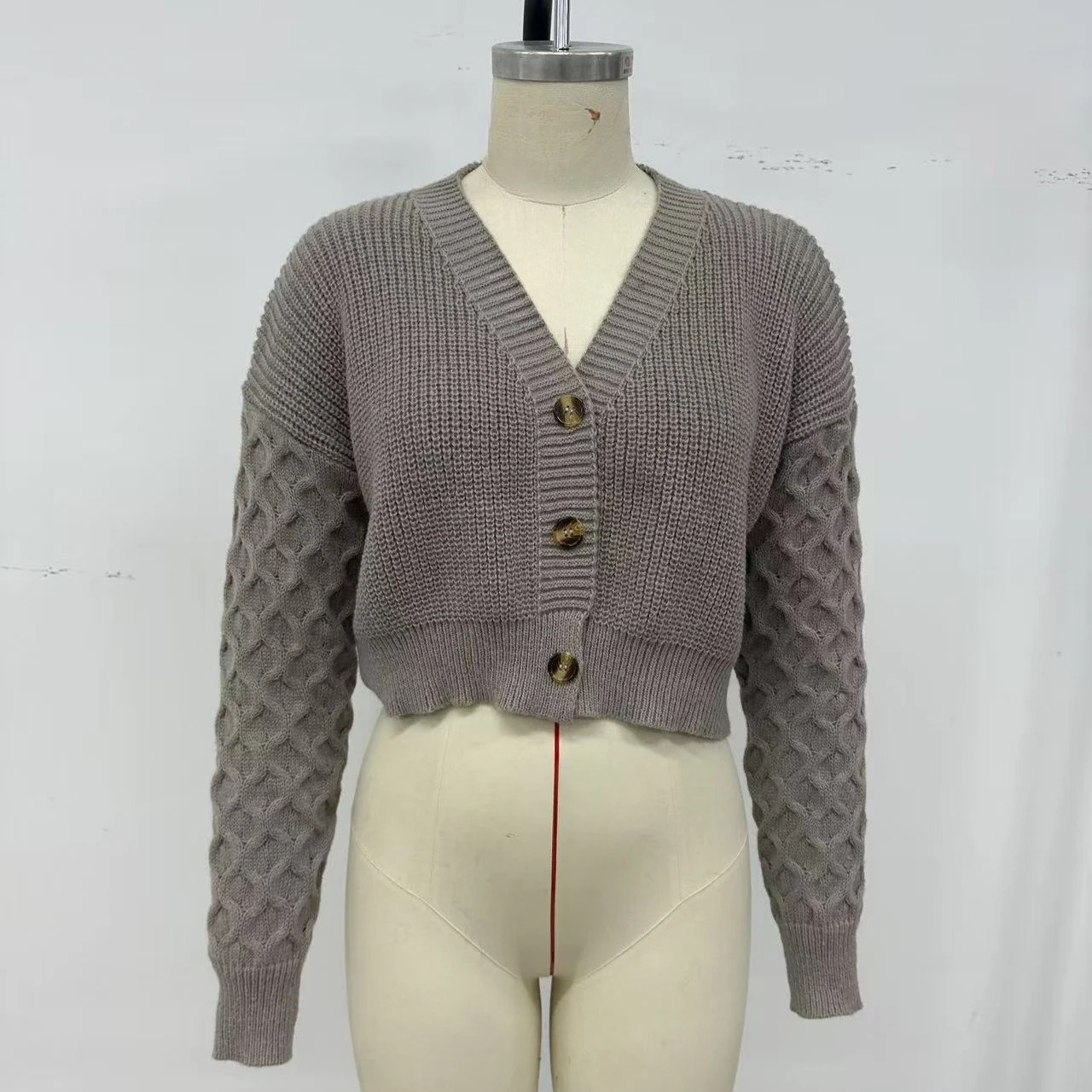 

Однотонный вязаный кардиган с v-образным вырезом 2025 года, рукавами с открытыми плечами и однобортным свитером.