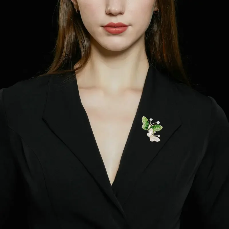 ライト高級クリスタルバタフライブローチ、エレガントなブローチ、シンプルなスーツの漏れ防止ピンアクセサリー9526