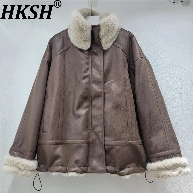 

HKSH 2025 Winter New Women Warm Jacket Stand Collar Zipper Faux Fur Patchwork PU Leather Contrast Color Ins Fashion Coat HK13338