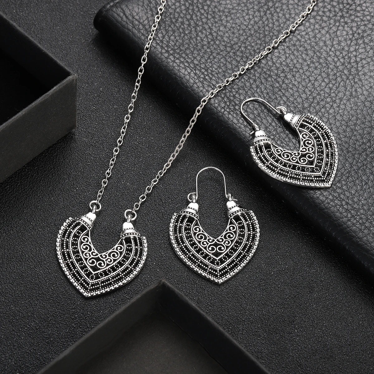 Ethnic Fashion Silver Color Heart Shape Jewelry Set Charm Round Flower Pendant Necklace Earring Set for Women Wedding Party