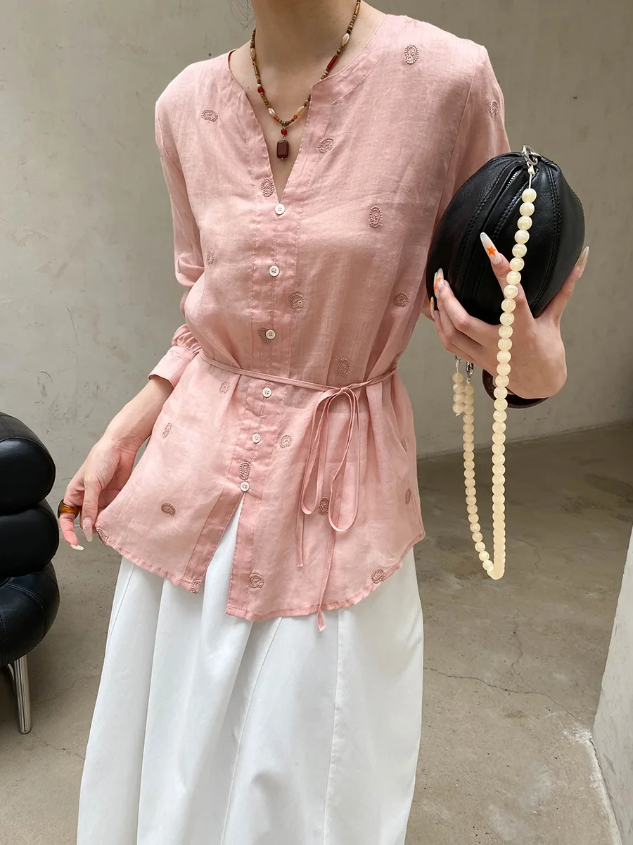 Sommerliches Damen-Shirt in unifarbenem V-Ausschnitt, locker geschnitten, mit Stickerei, für einen eleganten Look. – Detail 20