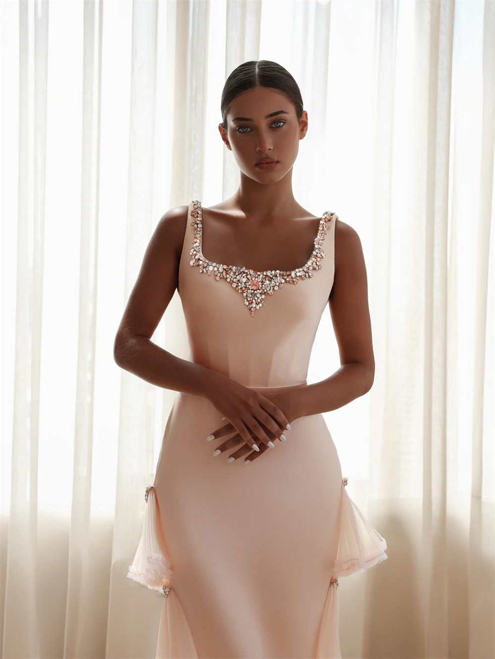 ชุดราตรีสีชมพูคลาสสิกแบบสั่งตัด คอเหลี่ยม แขนกุด สำหรับงานปาร์ตี้ ชุดราตรีทรงตรงประดับคริสตัลสำหรับงานพรอม