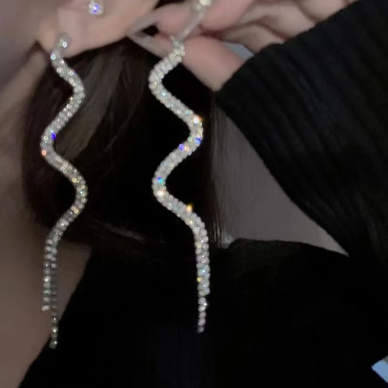 Sensual Curved Wave Streamer Long Drop Dangling Ear Wire Shimmering Fringe Dangle Earrings Night Out Accessories