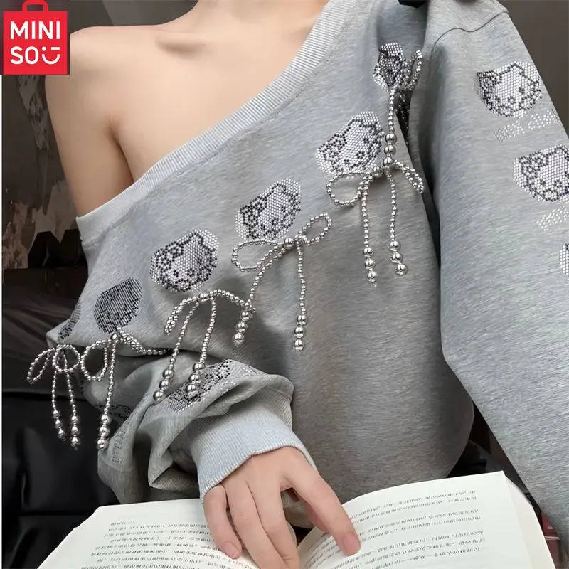 

MINISO женская толстовка с длинными рукавами и косыми плечами с принтом американских букв, новый стиль, маленькая рубашка для пикантных девушек, свободный топ