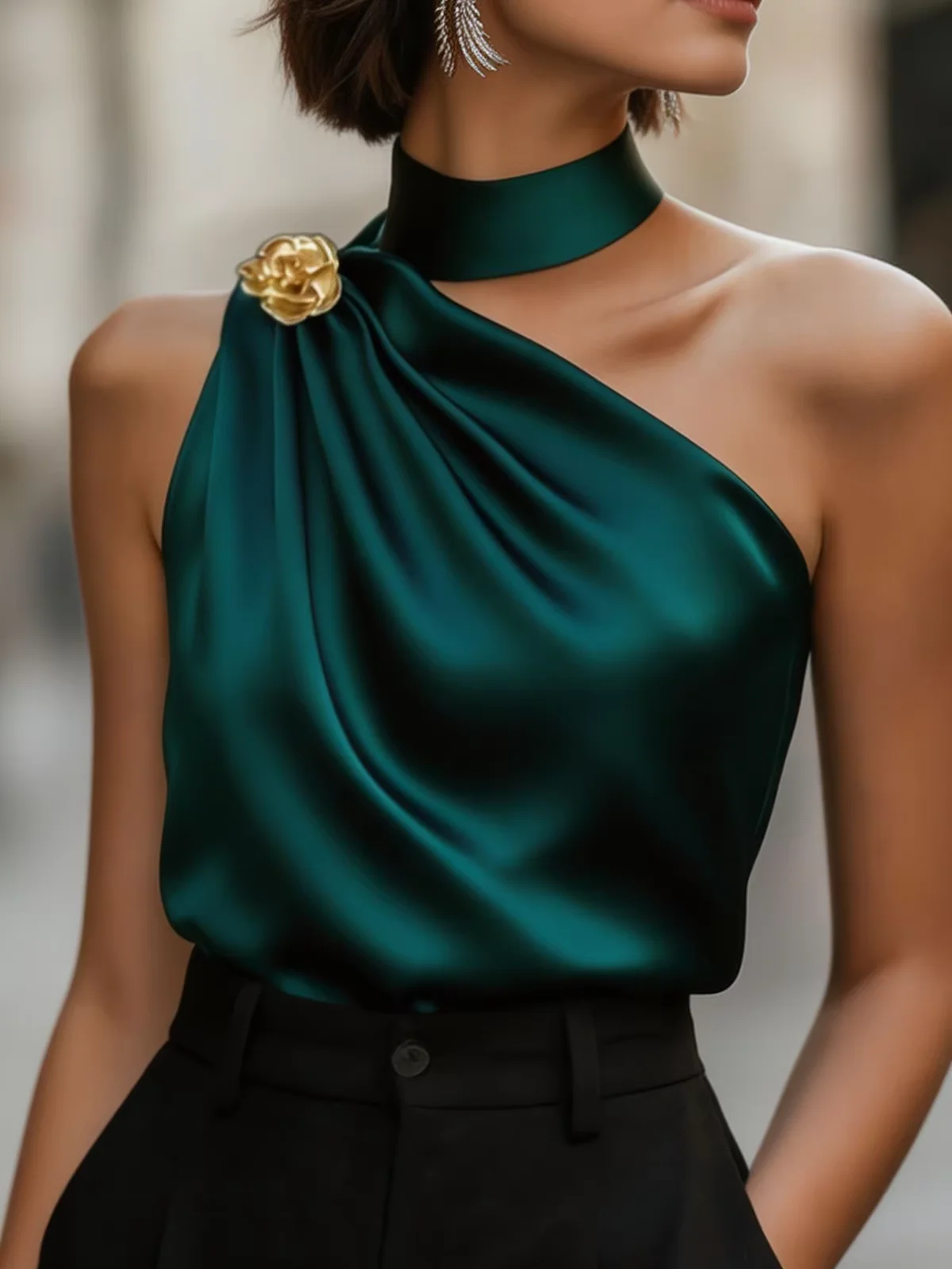 Smaragdgrünes Satin-Neckholder-Top mit einer Schulter für Damen, Elegante Goldrosen-Brosche, Drapierte Ärmellose Bluse, Party- und Abendhemd – Detail 11