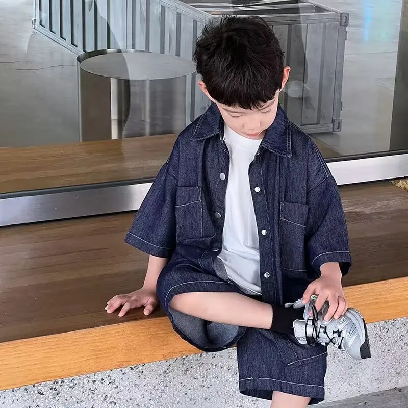 

Новая корейская версия джинсовой рубашки с короткими рукавами + шорты, комплект для мальчиков и девочек, летний модный комплект из двух предметов