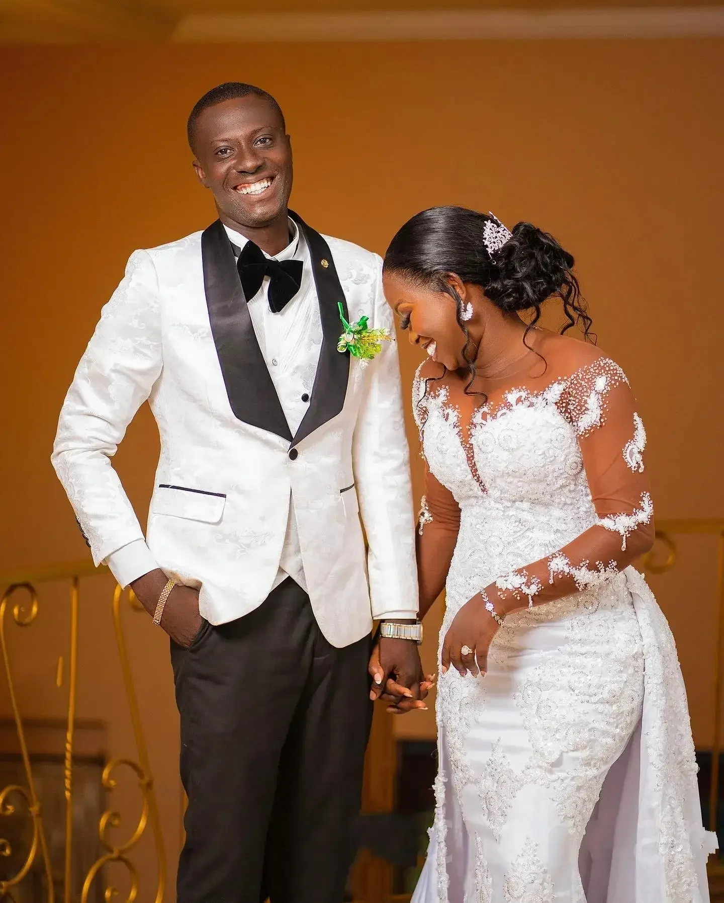 Robe De mariée sirène personnalisée, col transparent, perles brillantes, avec des Appliques, manches longues, avec traîne détachable